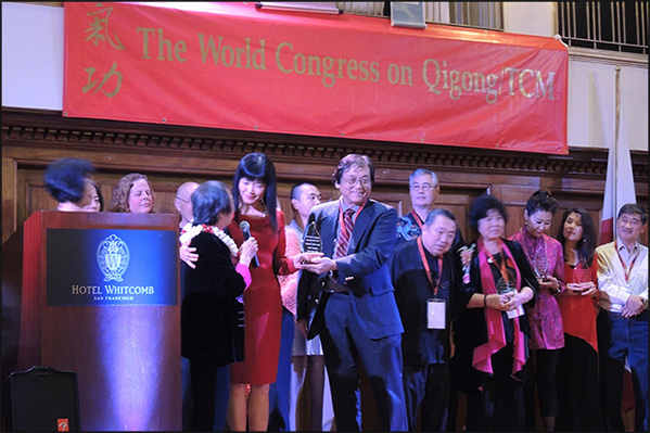 ​Master Cathy Mu Receiving the Award of 